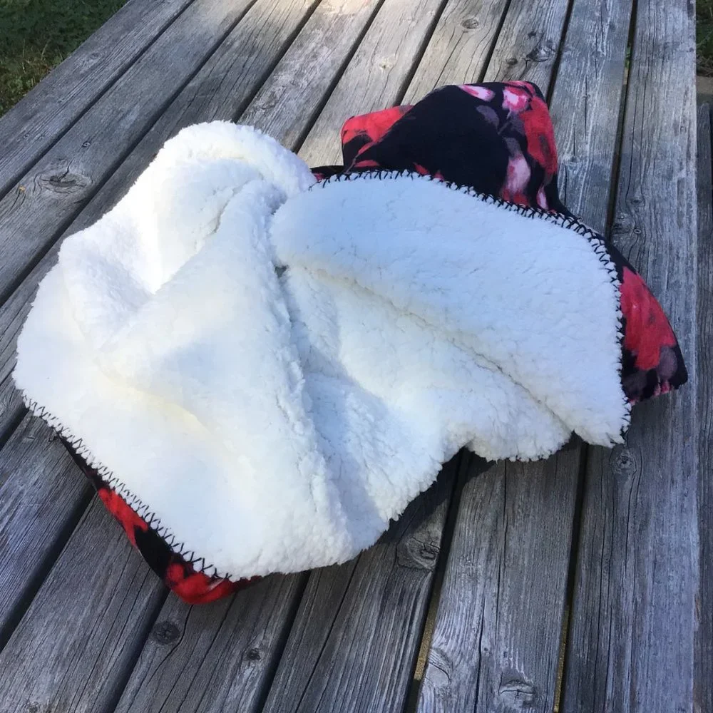 Victoria’s Secret Bold Black & Crimson Floral Sherpa Throw Blanket *RARE*